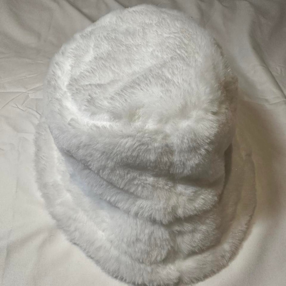 white faux fur bucket hat - Picture 3 of 3